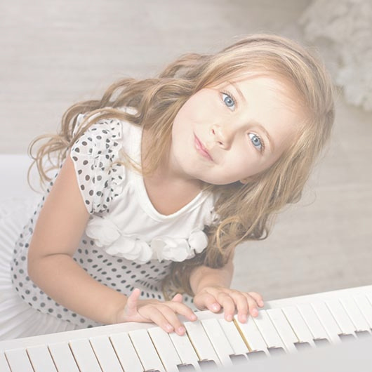 ピアノを弾く子供｜キッズピアノコース