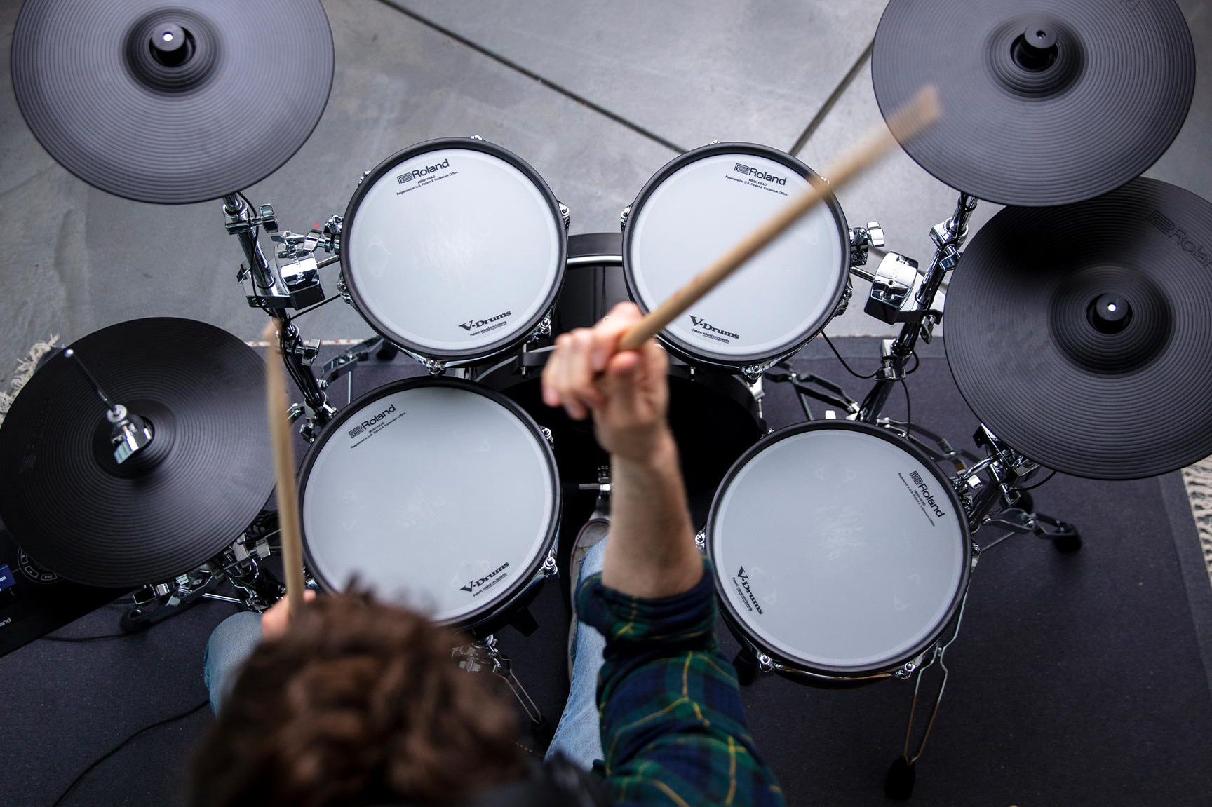 ドラムを叩く人