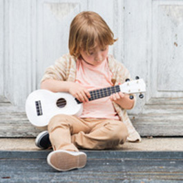 ウクレレを弾く子供