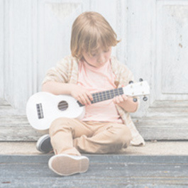 ウクレレを弾く子供