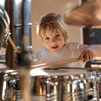 ドラムを叩く子供