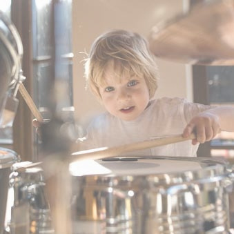 ドラムを叩く子供