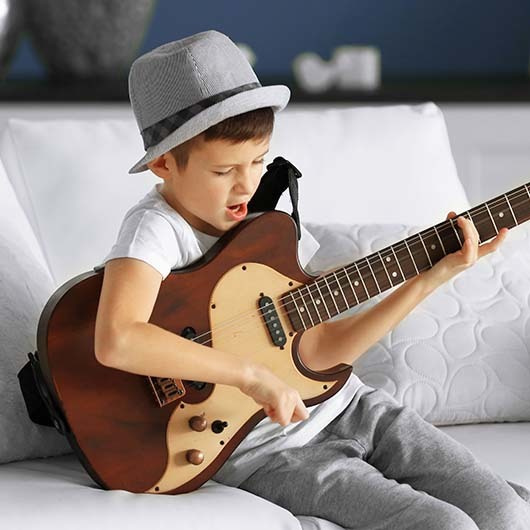 ギターを弾く子供